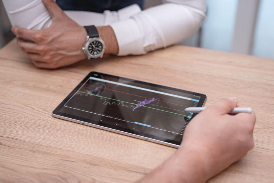 Illustration of The Real Difference Between a Financial Advisor and a Robo Advisor