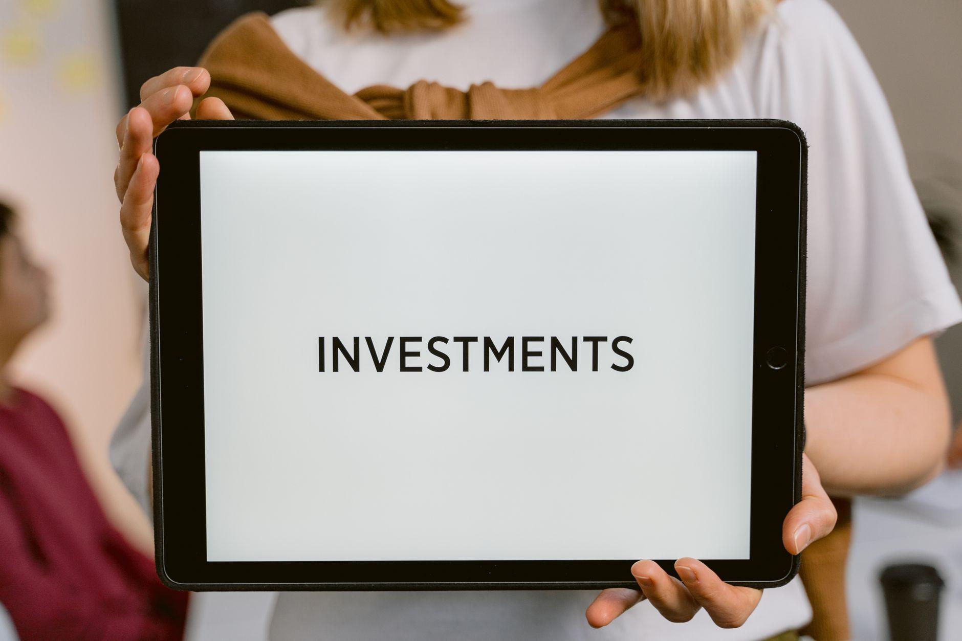 Illustration of What a Financial Advisor Looks at Before Recommending an Investment